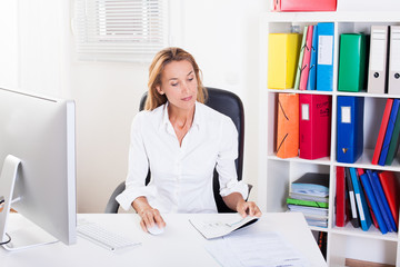 femme qui travaille au bureau
