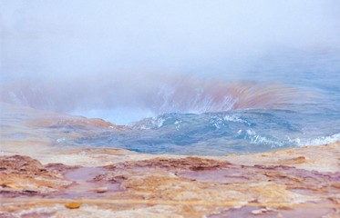 Strokkur, Springquelle / Geysir, kurz nach dem Ausbruch, Heißwassertal Haukadalur, Suðurland,...