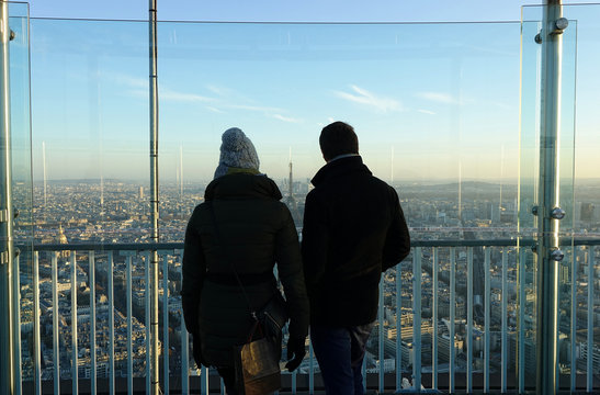 Tourisme sur la terrasse au sommet de la Tour Montparnasse à Paris