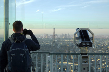 Tourisme sur la terrasse au sommet de la Tour Montparnasse à Paris - 129221313