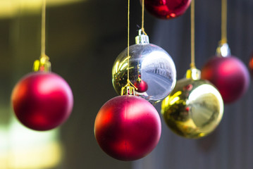 palline di Natale appese ad un filo