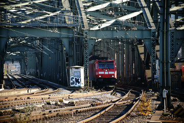 Hohenzollernbrücke Köln / Ein Regionalzug der Deutschen Bahn auf einer Schiene der Hohenzollernbrücke in Köln.