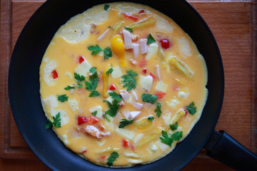 Омлет с овощами на сковороде 