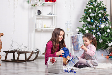 Bambine sorridenti con i regali di Natale