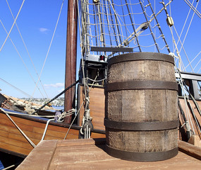 Naklejka premium Vintage wooden shipping barrel