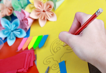 Рисование на разноцветной бумаге