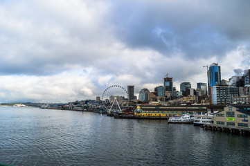 Fototapeta premium Seattle waterfront with ferris wheel.