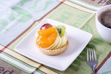mini tart with pudding and fruit