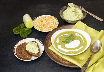 Pea cream soup with spinach and leek