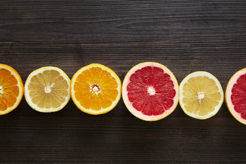 Fototapeta na wymiar horizontal line of sliced citrus fruits