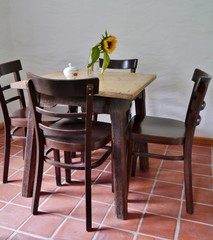 Tisch und Stühle im Café