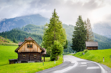 Strada montana con casa in legno in Austria
