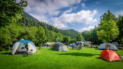 Crédence de cuisine en verre imprimé Camping Camping au milieu des bois en Autriche
