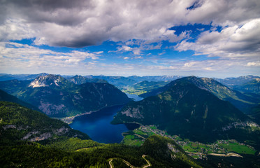 Lago visto dall'alto in alta montagna in Austria