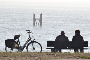 Ein Paar, das Rad und der Blick aufs Meer. Walcheren