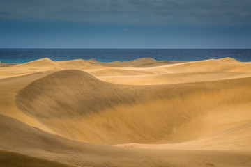 Fototapeta na wymiar Stunning sand dunes of Maspalomas