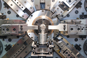 Automatic wire bending machine with the sample part
