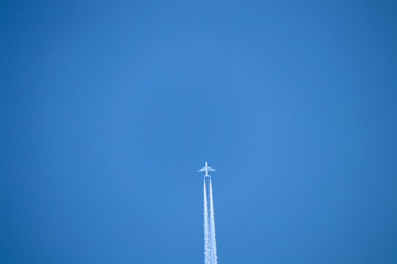 飛行機雲　青空