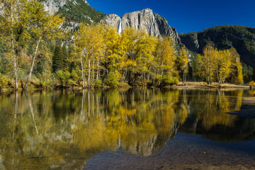 Fototapeta na wymiar Fall colors and flowing water at Yosemite in October