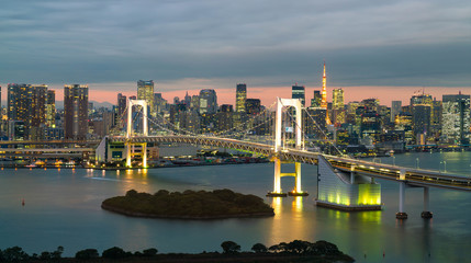 Naklejka premium Tokyo skyline with Tokyo tower and rainbow bridge.