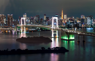 Fototapeta na wymiar Tokyo skyline with Tokyo tower and rainbow bridge.