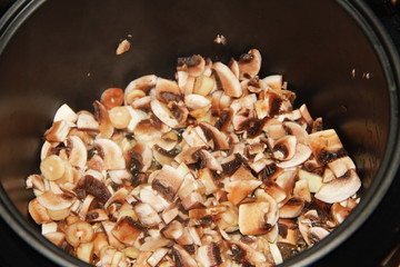 Sliced mushrooms in a slow cooker 