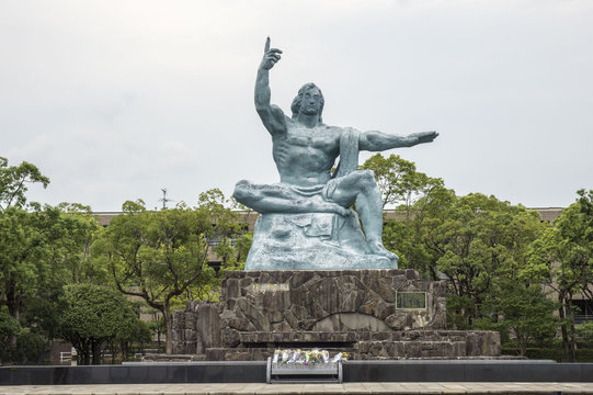 長崎平和祈念像 Stock 写真 Adobe Stock