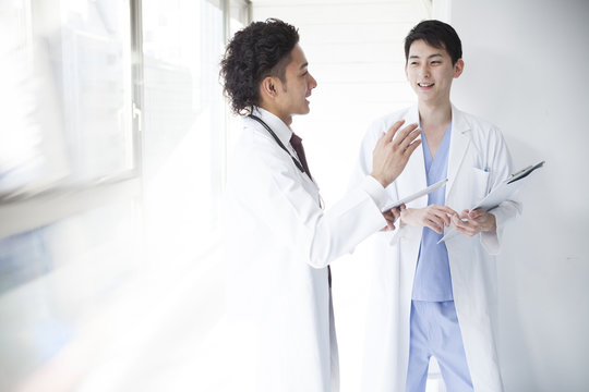 Physicians and surgeons are talking at the hospital