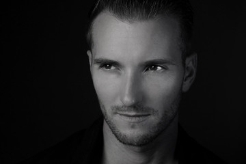 Portrait en noir et blanc d un bel homme