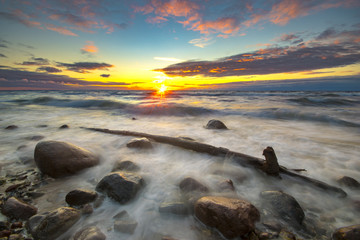 Obraz premium spectacular sunset over the stormy sea