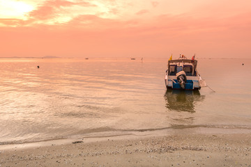 Naklejka premium Speed boat on a sunset background