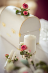 Obraz na płótnie Canvas Декор свадебного стола. Свечи и сундук, украшенные нежными розами.
