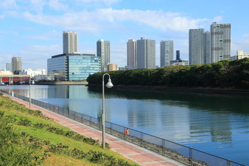 東雲運河と高層マンション群