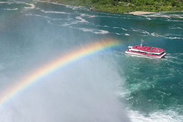 Fototapeta premium Rainbow near tourist boat at Niagara Falls