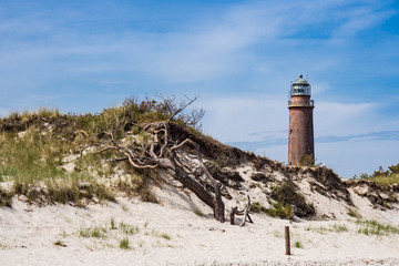Der Weststrand mit Leuchtturm an der Küste der Ostsee