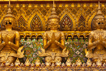 Beautifull wall with mosaic and statue