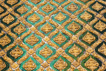 Beautifull wall with mosaic and statue