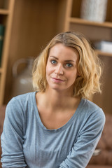 Fototapeta premium portret młodej kobiety