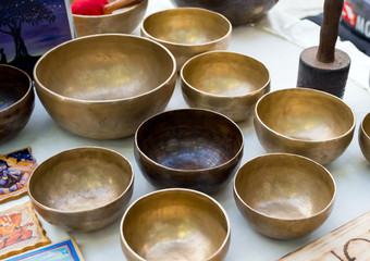 Obraz na płótnie Canvas Tibetan Singing bowls are on the market counter