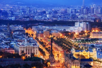 Stadt Barcelona Stadtbild in der Dämmerung der blauen Stunde © Artur Bogacki