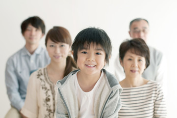 微笑む3世代家族