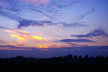 夕暮れの空と茜雲