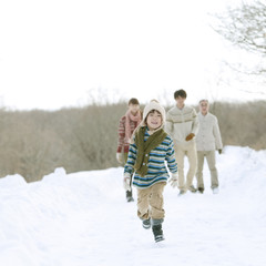 雪道を歩く3世代家族