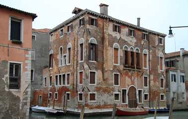 Fototapeta na wymiar interesting building in Venice, the city of water