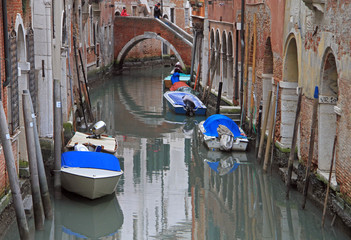 Fototapeta na wymiar the narrow water canal in Venice