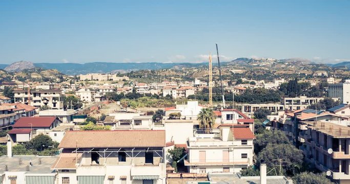 Time lapse costruzione gru per sollevamento pesi in una citt&agrave;