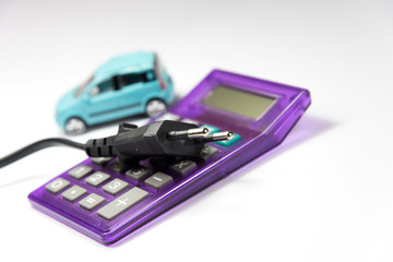 Ein Auto und ein Elektro Stecker