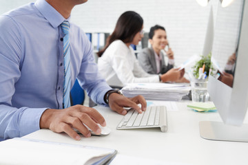 Obraz premium Computing businessman