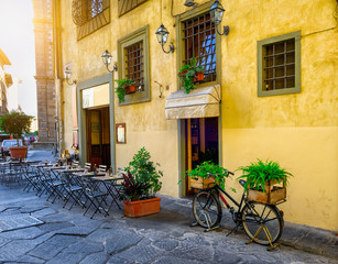 Fototapeta premium Wąska ulica we Florencji, Toskania. Włochy