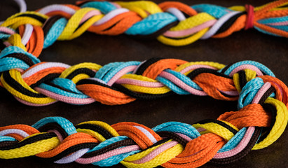 Bunter Zopf aus Schuhbändern